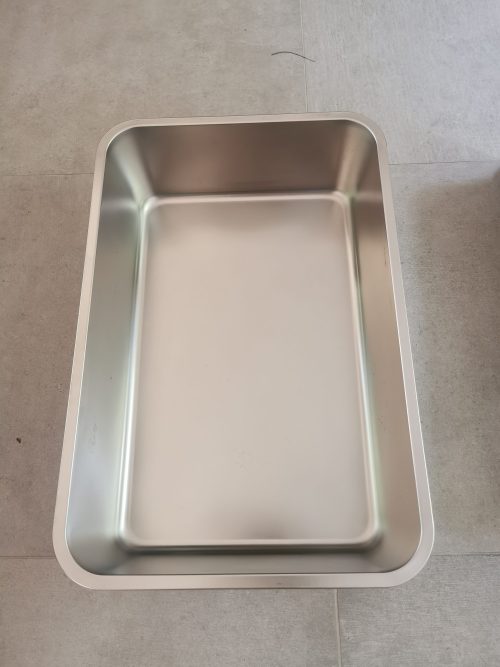 Une grande litière en inox