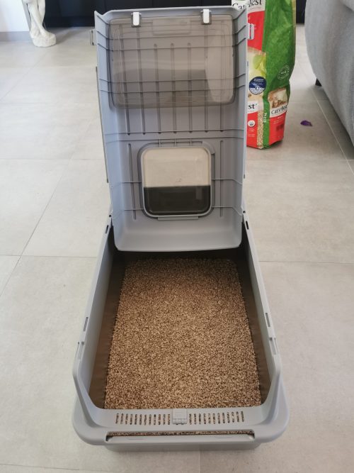 Une grande litière en inox avec le capot ouvert
