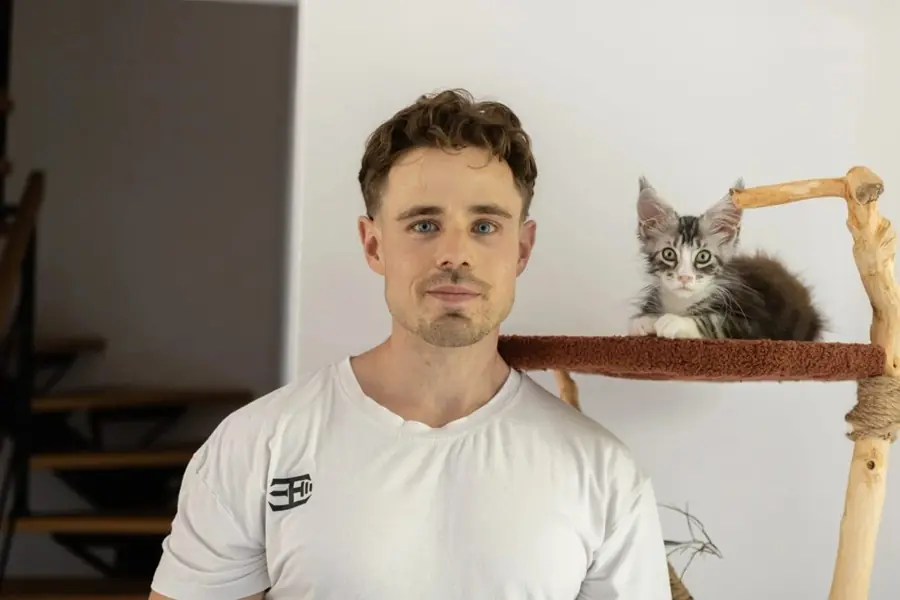 Gilles, créateur de Maison Colosse, avec Blaze, son Maine Coon